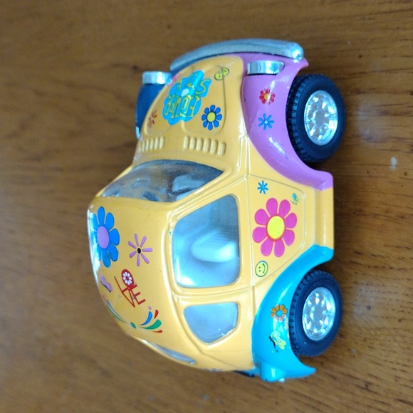 Volkswagen Classic Bus with Surfboard and Two VW Beetle Love Bugs Set/3 - Picture 10 of 17